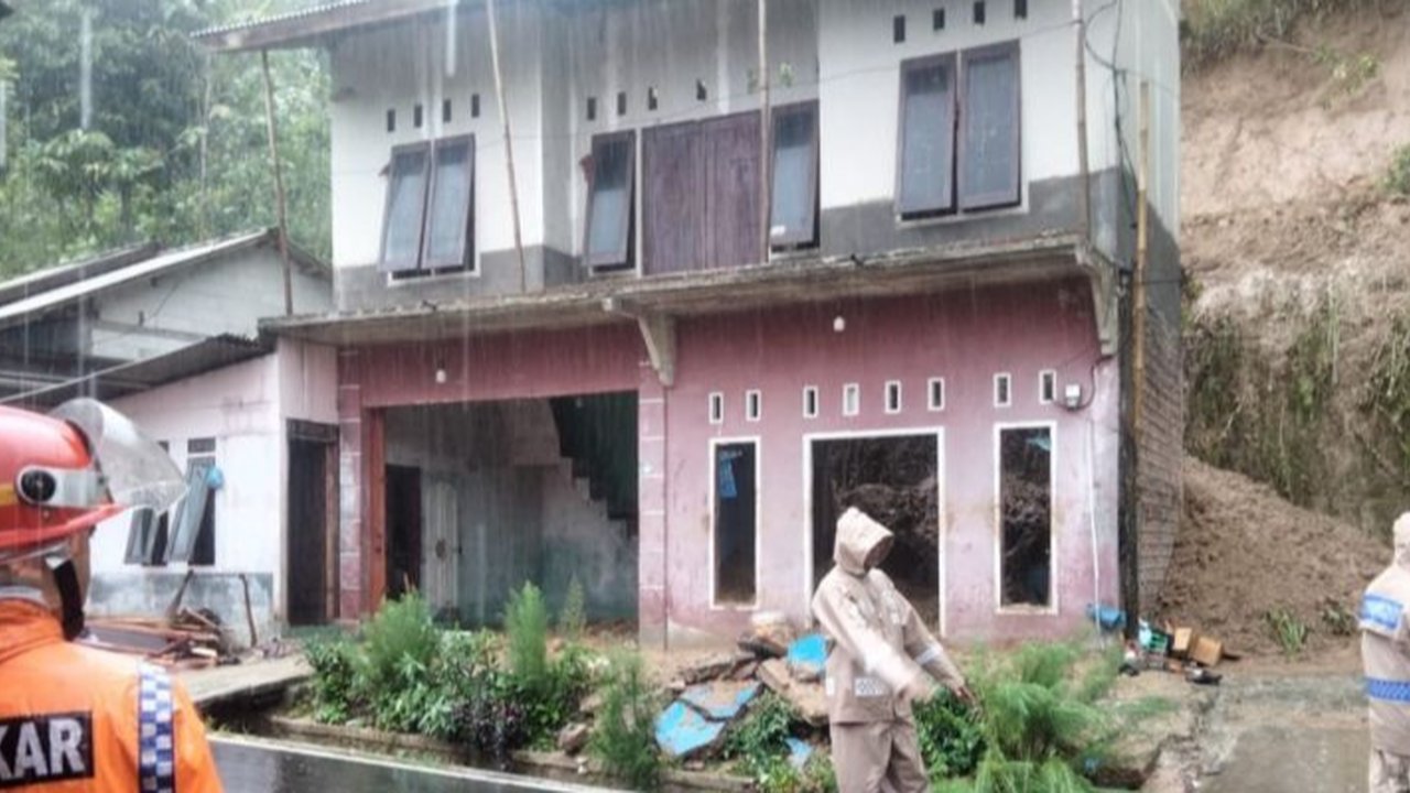 evakuasi keluarga korban longsor di cianjur