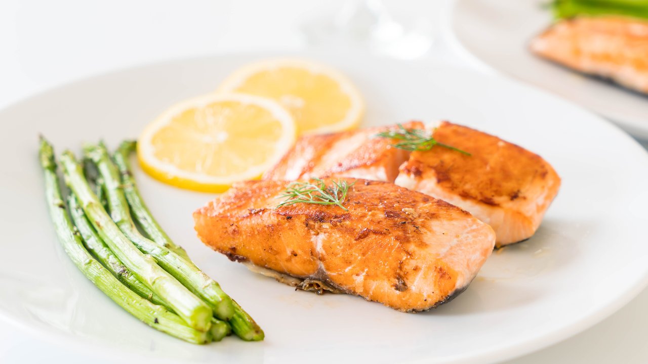 Salmon yang lembut dipadukan dengan rempah pilihan menjadi menu lezat rendah kolesterol, cocok untuk berbuka puasa. (Foto: Freepik/topntp26)