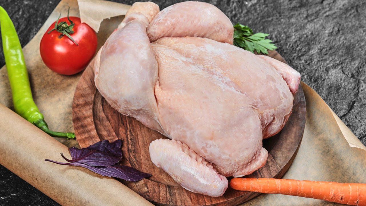 Ilustrasi daging ayam beku.