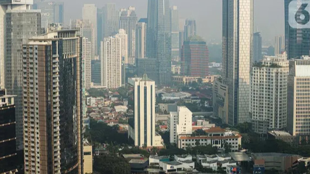 Suasana gedung perkantoran di Jakarta, Sabtu (17/10/2020). International Monetary Fund (IMF) memangkas proyeksi pertumbuhan ekonomi Indonesia 2020 menjadi minus 1,5 persen pada Oktober, lebih