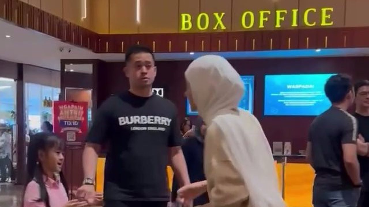 7 Potret Olla Ramlan dan Mantan Suami Nonton Bareng Bersama Anak, Tetap Akur meski Sudah Bercerai