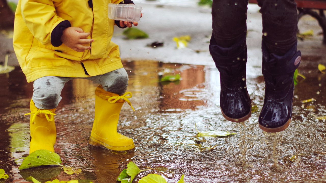 Ilustrasi anak main hujan-hujanan. (Photo by Annie Spratt on Unsplash)