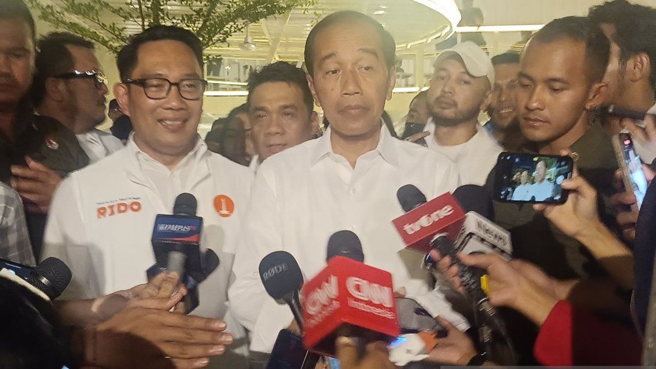 Jokowi berfoto bersama anggota paguyuban saat menghadiri pelantikan dan pengukuhan Dewan Pengurus Wilayah Paguyuban Putra Jawa Kelahiran Sumatera (Pujakesuma) di Padepokan Pencak Silat TMII, Jakarta Timur, Rabu (20/11/2024). Dalam kesempatan tersebut Joko Widodo meminta anggota Paguyuban Pujakesuma untuk mendukung Ridwan Kamil-Suswono dalam Pilkada Jakarta 2024.