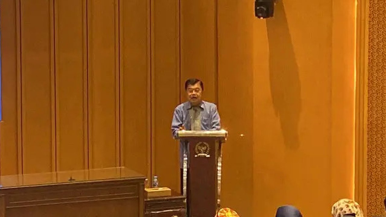 Jusuf Kalla, mantan Wakil Presiden Republik Indonesia yang menjabat pada periode ke-10 dan ke-12, menerima penghargaan bergengsi