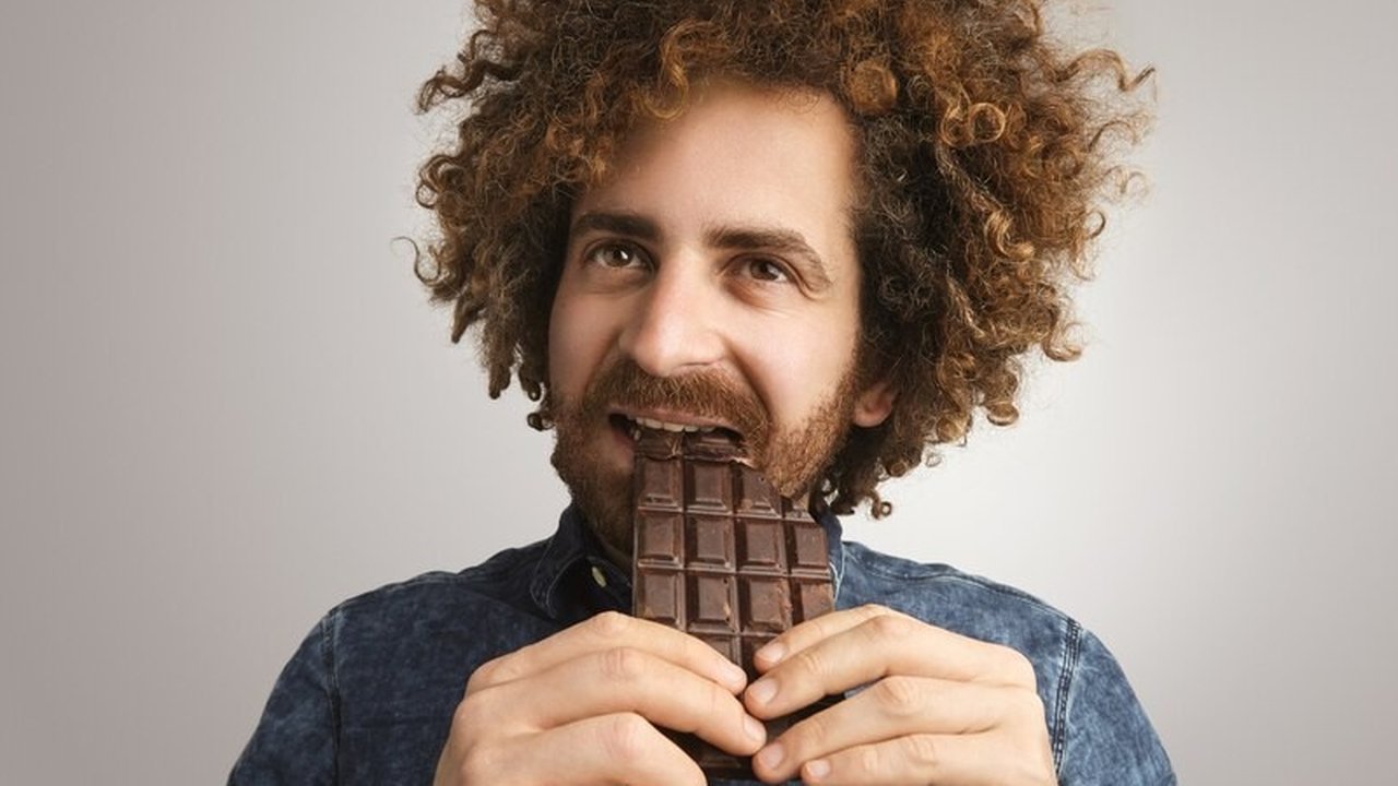 Ilustrasi Makan Cokelat