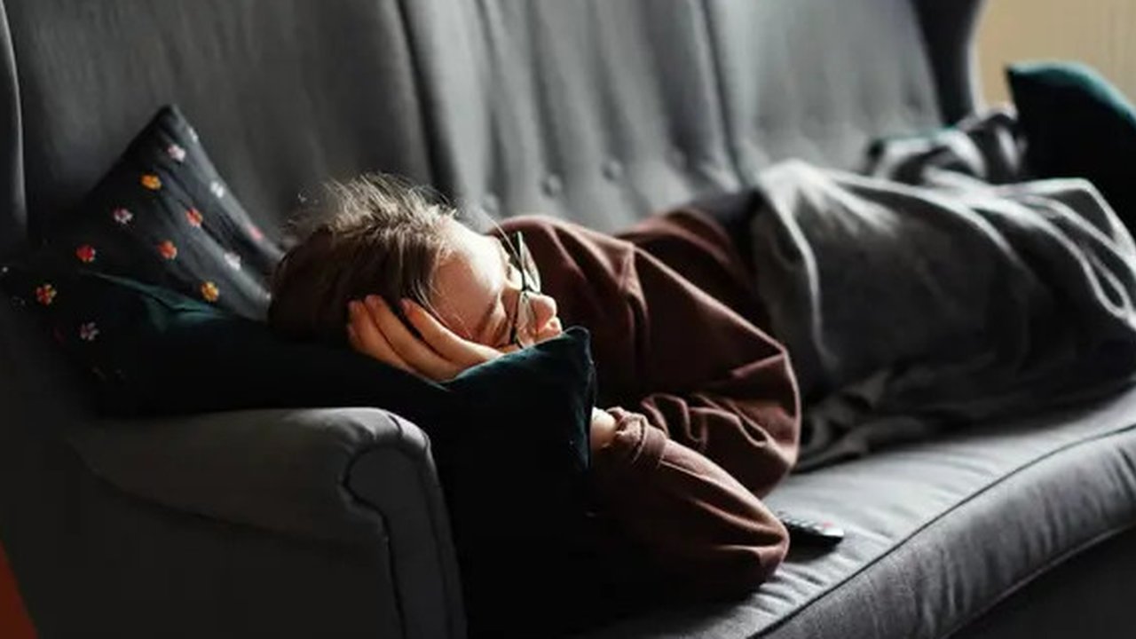 Ilustrasi sedang merasa malas, mager, rebahan. (Photo by Adrian Swancar on Unsplash)