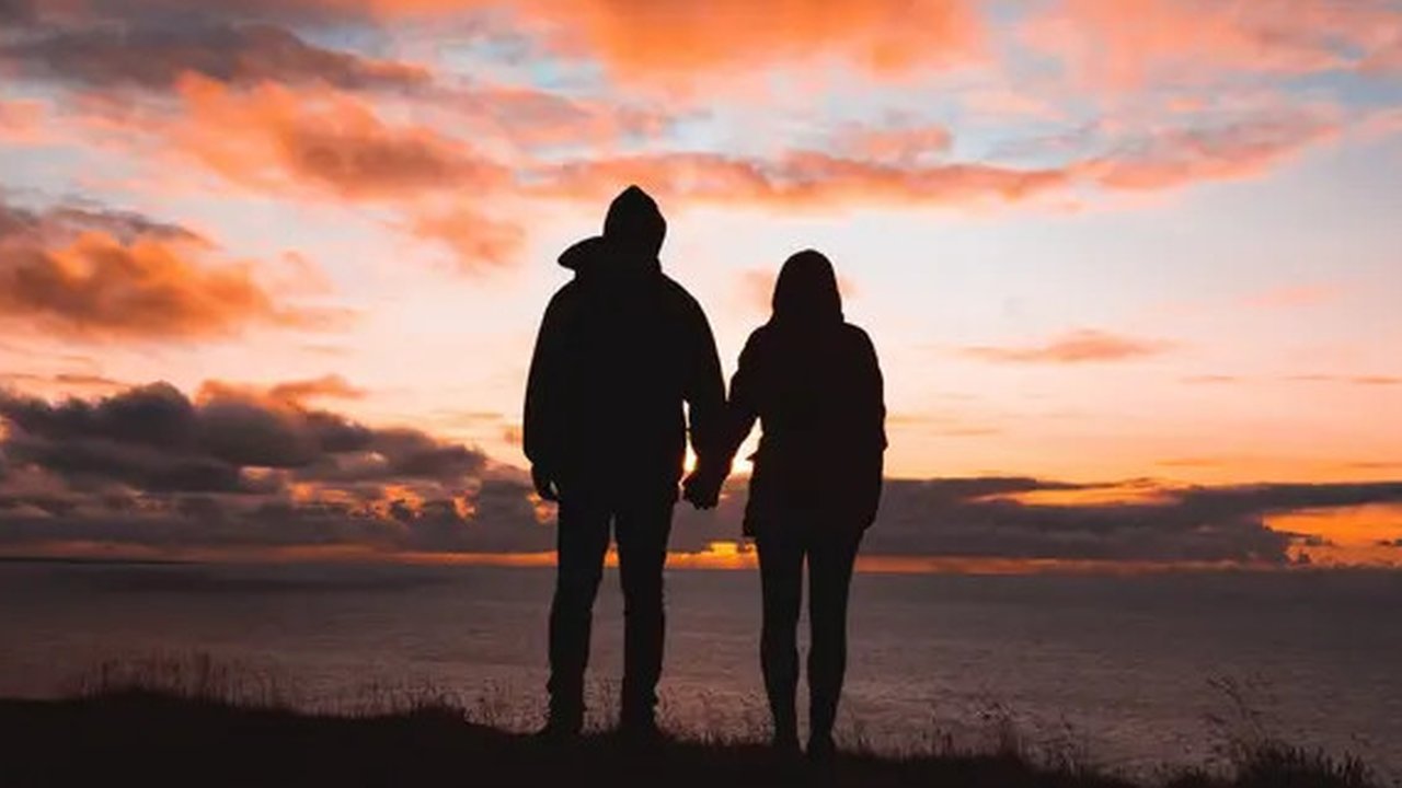 Ilustrasi pasangan cinta, romantis. (Photo by Alex Iby on Unsplash)