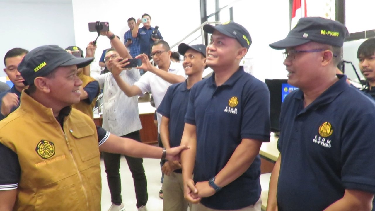 Presiden Prabowo mengunggah potretnya lagi menggendong kucing kesayangan, Bobby Kertanegara. Salah satu kaki Bobby nemplok ke hidung RI-1. (Foto: Dok. Instagram @prabowo)