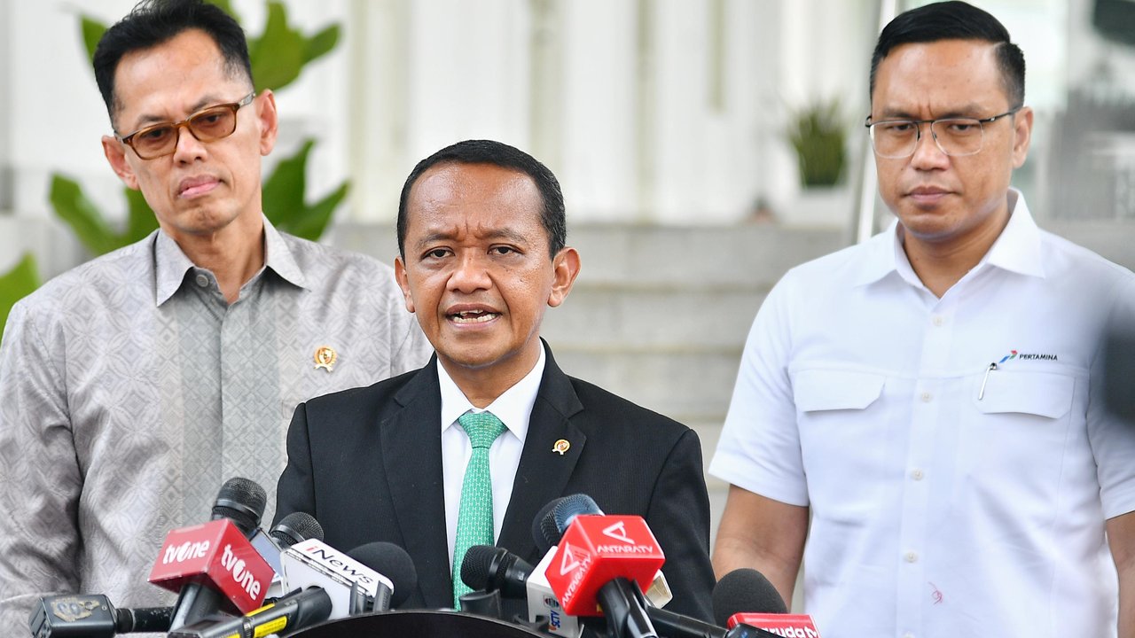 Menteri ESDM Bahlil Lahadalia dalam sambutannya di peresmian smelter PT Amman Mineral. (Tira/Liputan6.com)