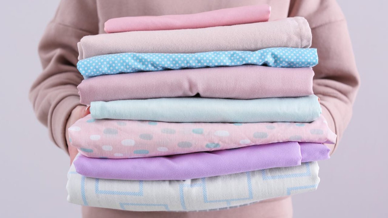 Follow this visual guide to master the difficult art of folding a fitted sheet.