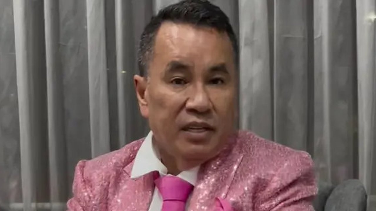 Saling sindir antara Hotman Paris dan Alvin Lim memanas. Terbaru, ia mengunggah video tampil necis dengan setelan jas berdasi plus sepatu Christian Louboutin. (Foto: Dok. Instagram @hotman