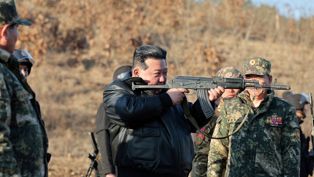 Pemimpin Korea Utara Kim Jong Un melakukan peninjauan para prajurit yang sedang melakukan pelatihan militer di sebuah lapangan di pangkalan operasi militer besar di wilayah barat negara itu. Menurut kantor berita KCNA dalam rilis pada 7 Maret, 2024 melaporkan, tinjauannya Kim ke lokasi, untuk memerintahkan pasukannya agar melakukan peningkatan kesiapan perang.