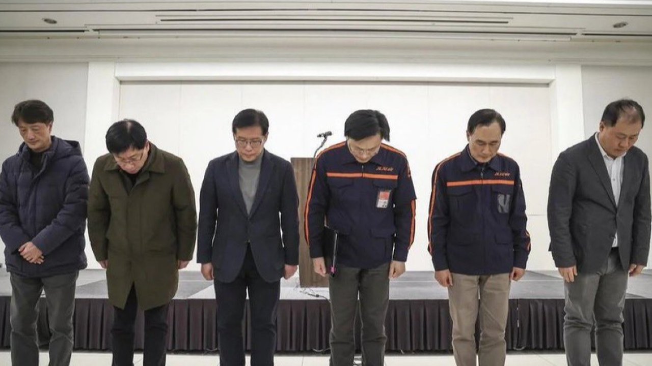 Jeju Air Executives Bow in Apologies After The Incident