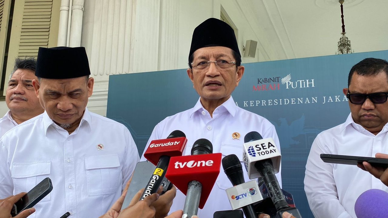 Menteri Agama (Menag) Nasaruddin Umar usai rapat bersama Menteri Sekretaris Negara soal Haji 2025 di Kompleks Istana Kepresidenan Jakarta, Jumat (27/12/2024).(Liputan6.com/Lizsa Egeham)