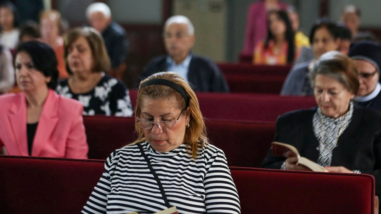 Gereja Santo Kristoforus menggelar misa malam Hari Raya Paskah. Ibadah itu berlangsung khidmat.  Umat Kristiani menjalani ibadah misa Tri Hari Suci jelang perayaan Paskah 2024. Tri Hari Suci atau tiga hari suci terdiri dari Misa Kamis Putih, Jumat Agung, dan Sabtu Suci.