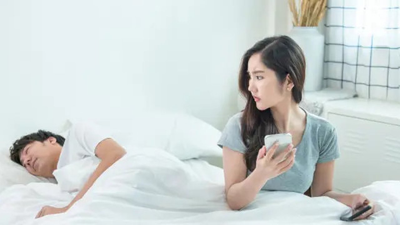 6 Cara Ampuh Move On Dari Mantan yang Selingkuh, No. 3 Bikin Kamu Bangkit Lagi!