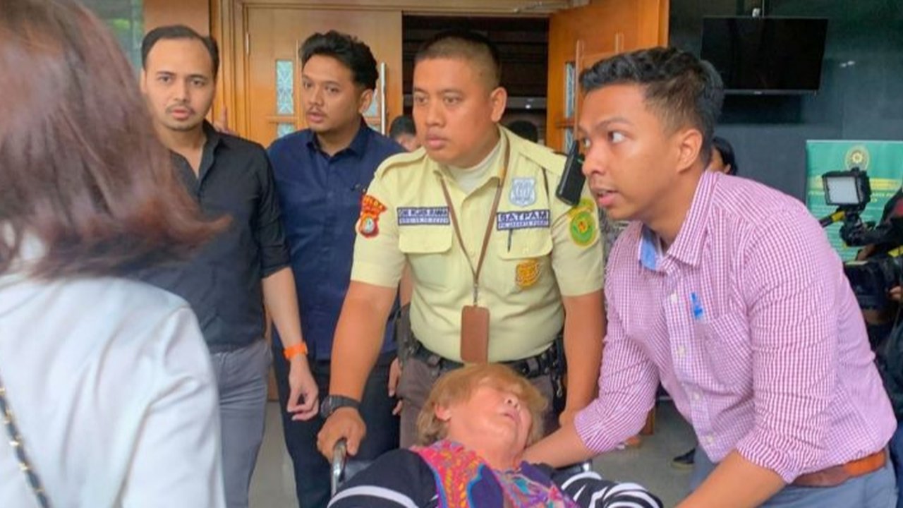 ibunda helena lim dikeluarkan dari ruang sidang
