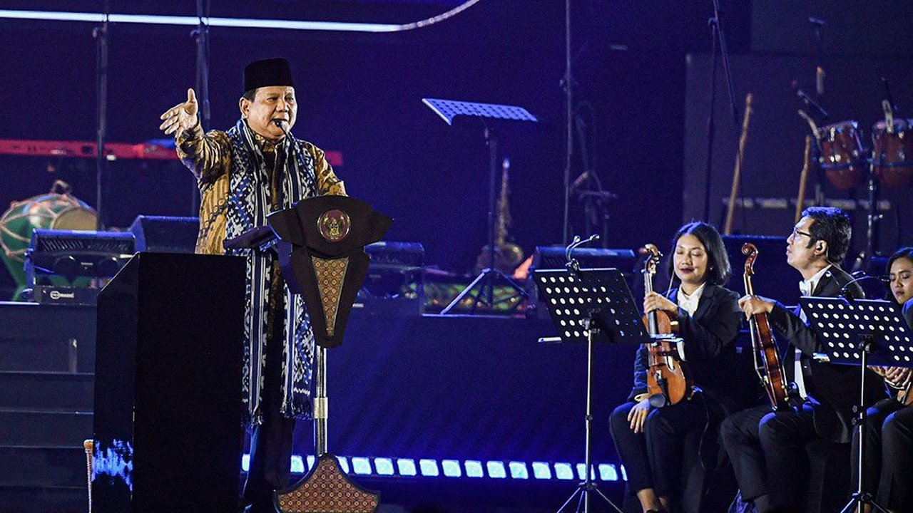 Presiden Republik Indonesia, Prabowo Subianto menghadiri acara Perayaan Natal Nasional 2024 di Indonesia Arena, Kompleks Gelora Bung Karno (GBK), Jakarta, Sabtu (28/12/2024). Dalam kesempatan itu, Presiden Prabowo Subianto mengajak umat untuk sama-sama saling bertoleransi dalam beragama. Sebelumnya, Presiden Prabowo Subianto menyampaikan selamat Natal kepada umat kristiani yang berada di seluruh Indonesia. Presiden Prabowo Subianto juga menyampaikan bahwa merayakan Natal ini sebagai bagian kehidupan kita, sebagai kepribadian kita, bahwa bangsa Indonesia adalah bangsa yang beragam, penuh perbedaan, berbhineka tapi satu tujuan, satu keinginan, yaitu keinginan kehendak untuk hidup rukun.