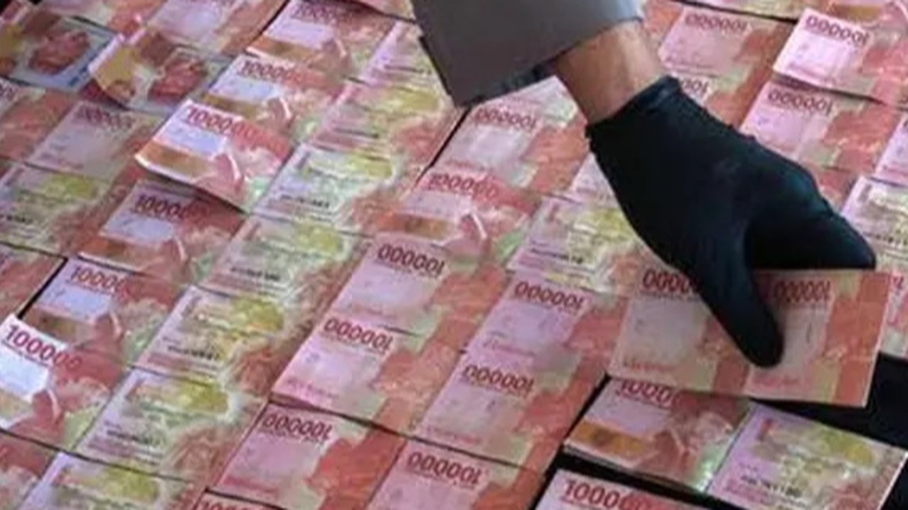 Kapolda Suslel Irjen Pol Yudhiawan pamerkan uang palsu (Liputan6.com/Fauzan)