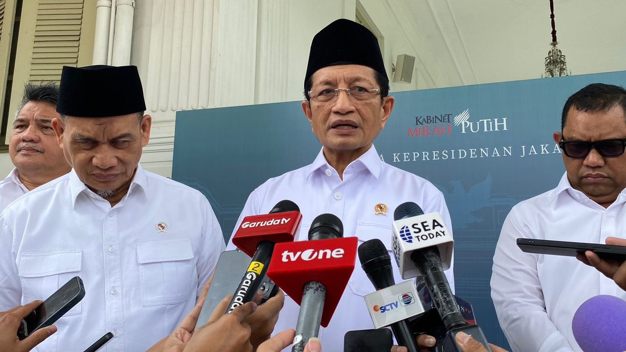 Menteri Agama (Menag) Nasaruddin Umar usai rapat bersama Menteri Sekretaris Negara soal Haji 2025 di Kompleks Istana Kepresidenan Jakarta, Jumat (27/12/2024).(Liputan6.com/Lizsa Egeham)