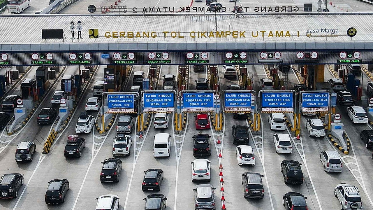 Pada H-4 lebaran 2024, volume kendaraan pada pukul 08.43 WIB sebanyak 20.618 yang melintasi ke gerbang tol tersebut. (Liputan6.com/Herman Zakharia)