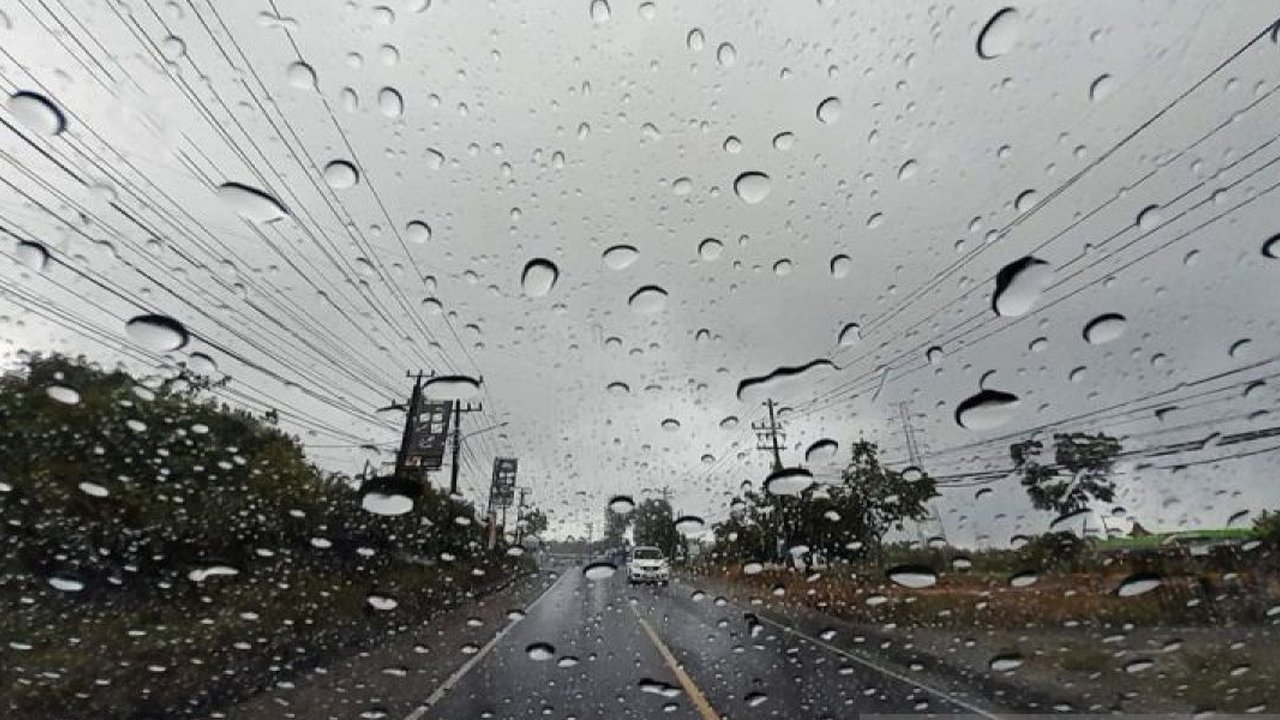 Badan Meteorologi, Klimatologi, dan Geofisika (BMKG) memprakirakan cuaca di sebagian besar wilayah di Indonesia berpotensi hujan dengan intensitas ringan pada ...