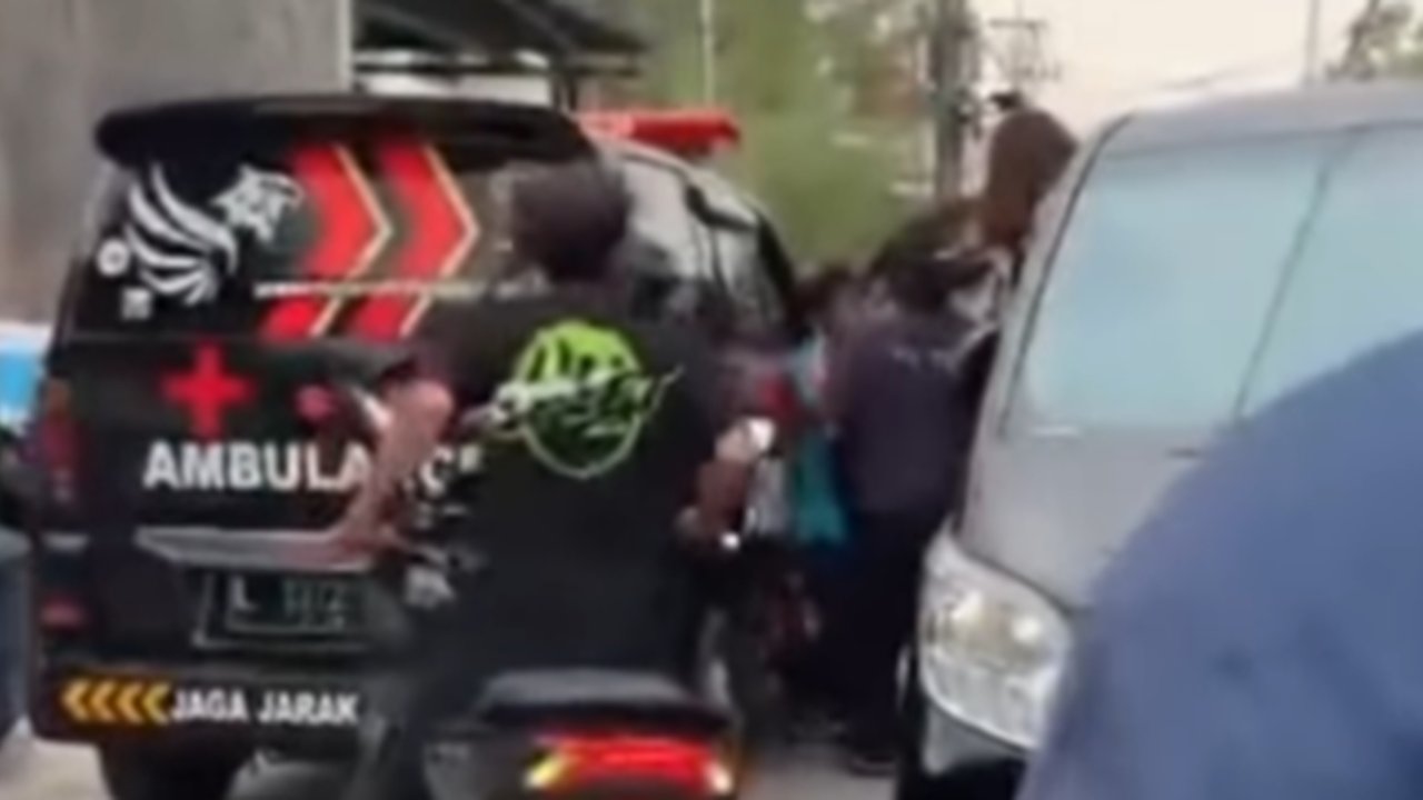 viral sopir ambulans vs pengemudi alphard