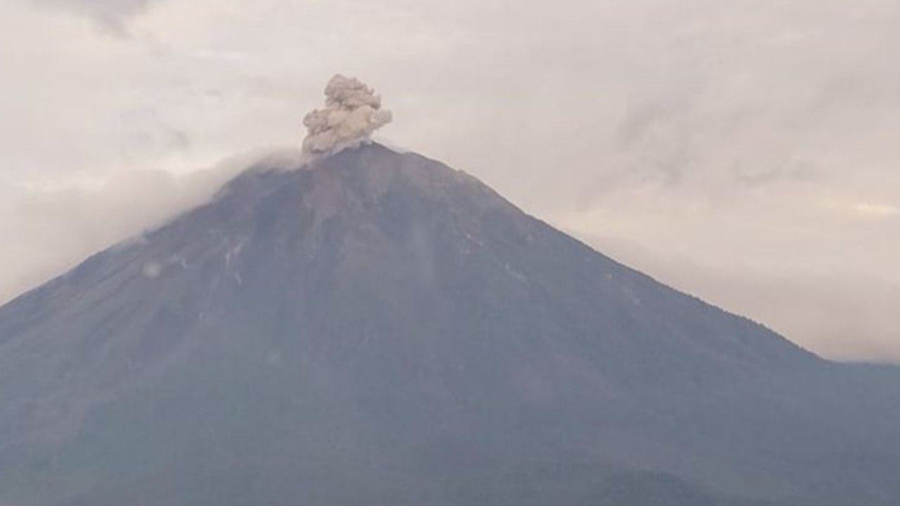 Gunung Semeru Kembali Erupsi, Letusan Mencapai 800 Meter