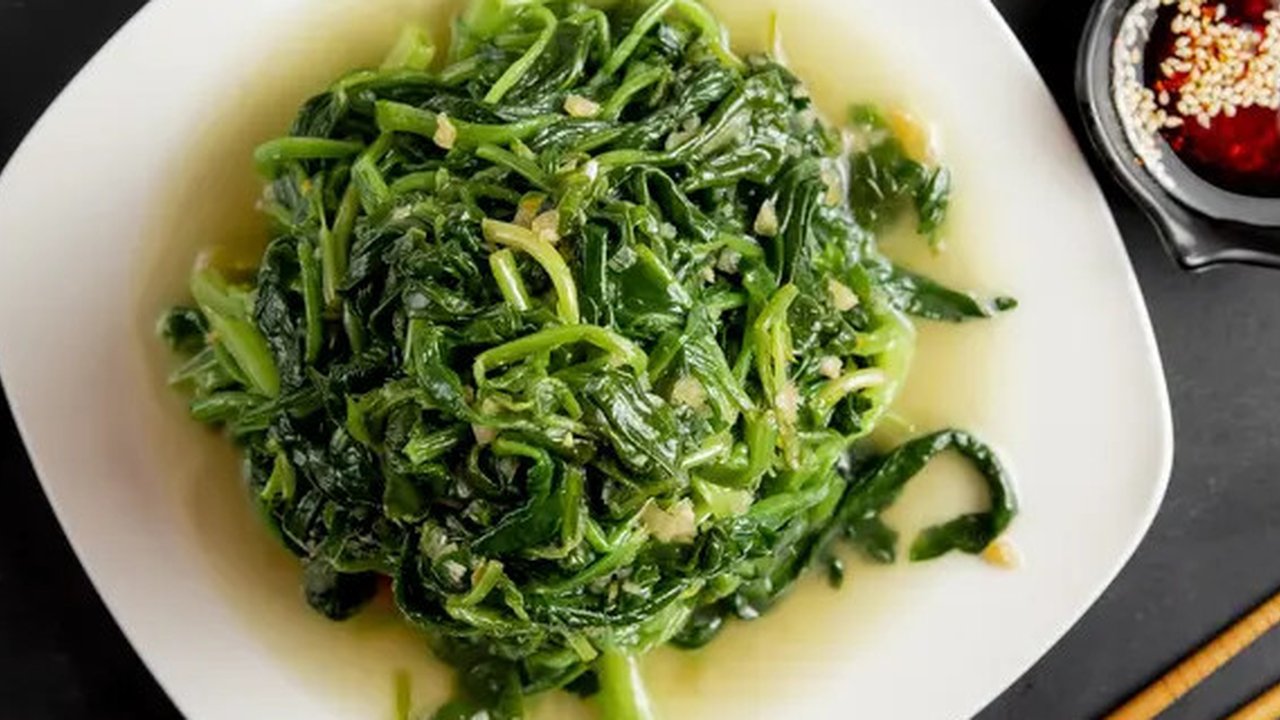 Ilustrasi tumis sayur kangkung daun bawang putih/copyright freepik.com/stockking