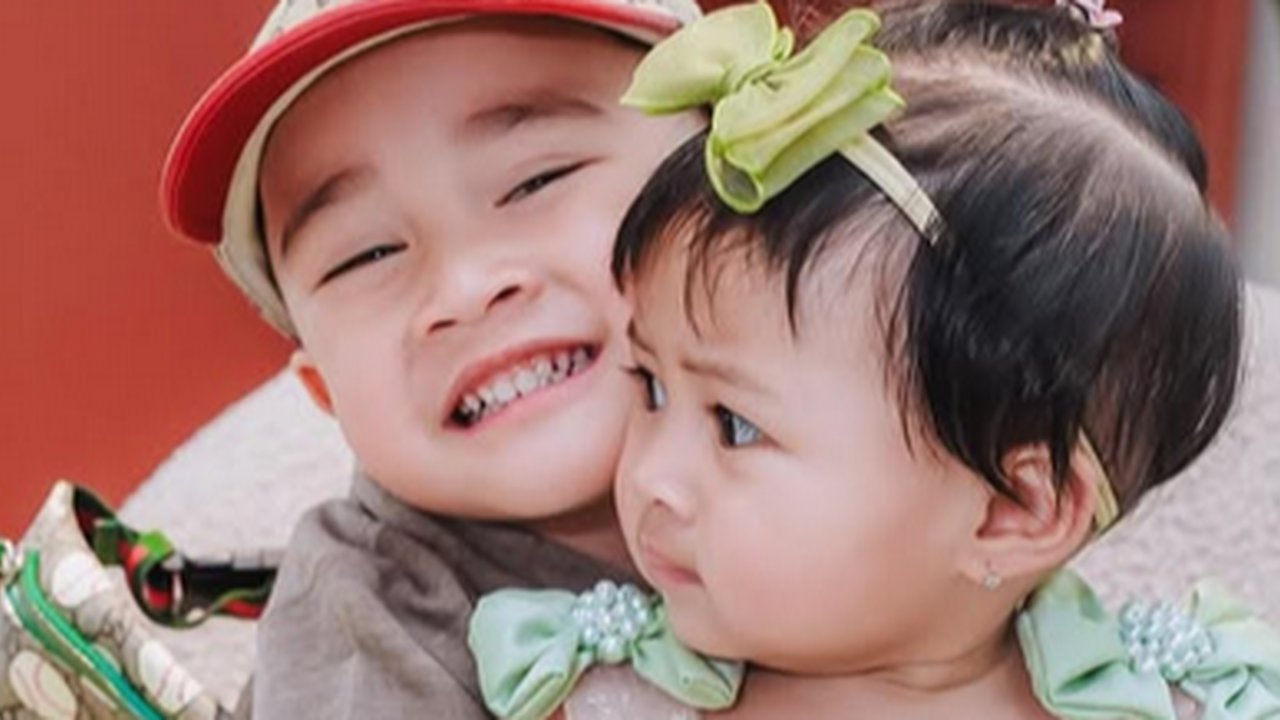 Super Gemas! Potret Rayyanza 'Cipung' Peluk Baby Lily dari Belakang, Putri Raffi & Nagita Cosplay Jadi Peri