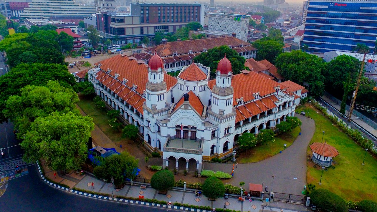 Monumen Tugu Muda dan Museum Lawang Sewu.