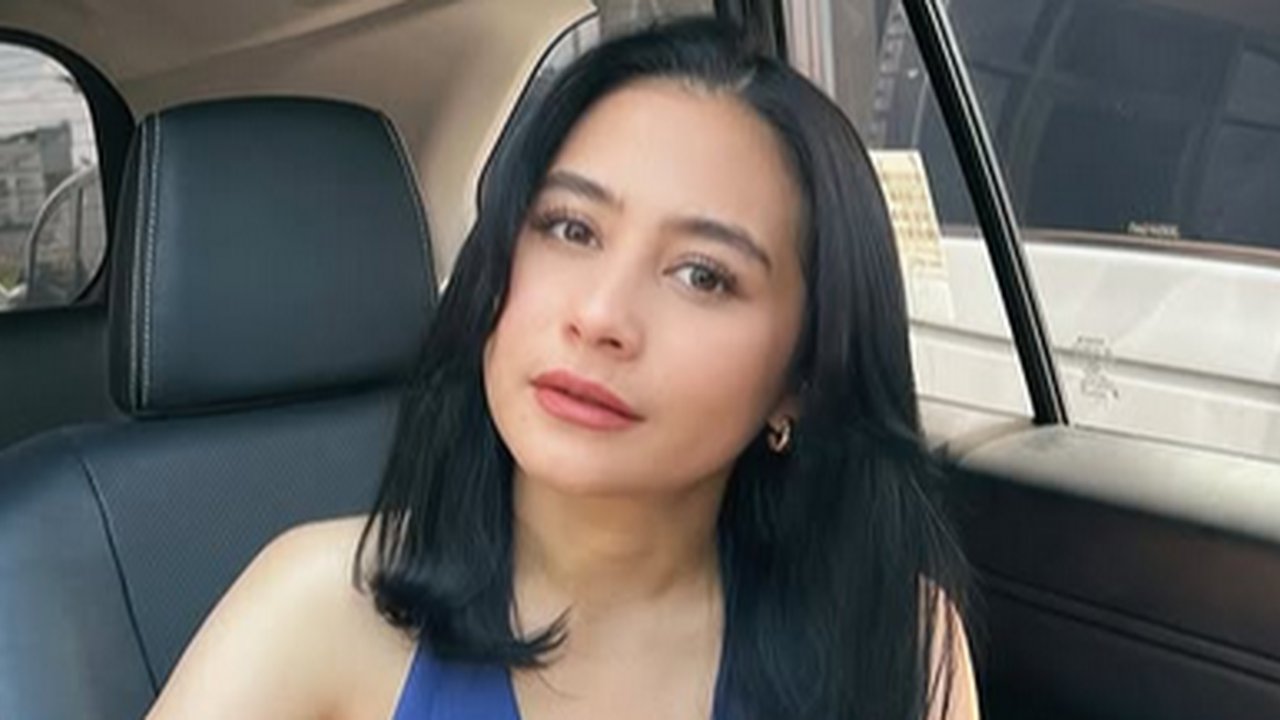 Potret Prilly Latuconsina Pakai Baju Biru Sambil Pose dengan Rambut Baru di Mobil, Cantiknya Disebut Gak Habis-habis