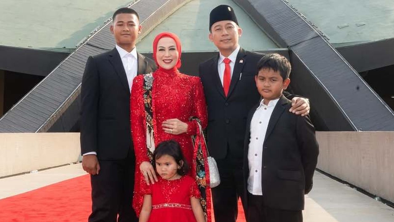 Nggak ada yang lebih membahagiakan daripada dukungan keluarga. Momen kebersamaan Denny dengan keluarga kecilnya di Gedung DPR ini bikin netizen ikut berbahagia.