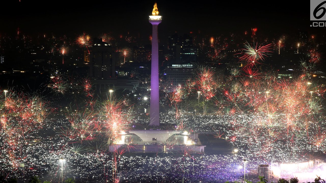 Kembang api menghiasi malam pergantian tahun baru 2018 di kawasan silang Monumen Nasional (Monas), Jakarta, Senin (1/1/2018). Monas menjadi salah satu lokasi pilihan Warga Jakarta untuk merayakan malam pergantian tahun. (Liputan6.com/Johan Tallo)