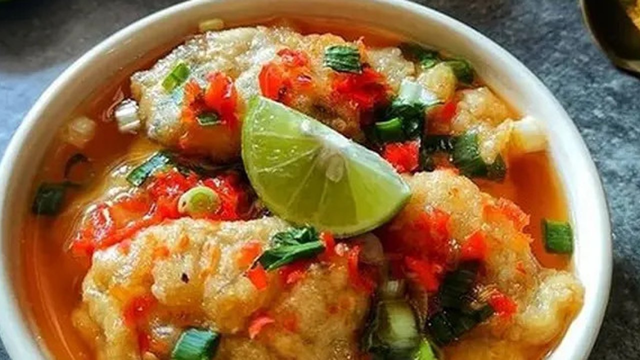 Semangkuk cireng kuah pedas. (Liputan6.com/IG/al.rasyi.kitchen)