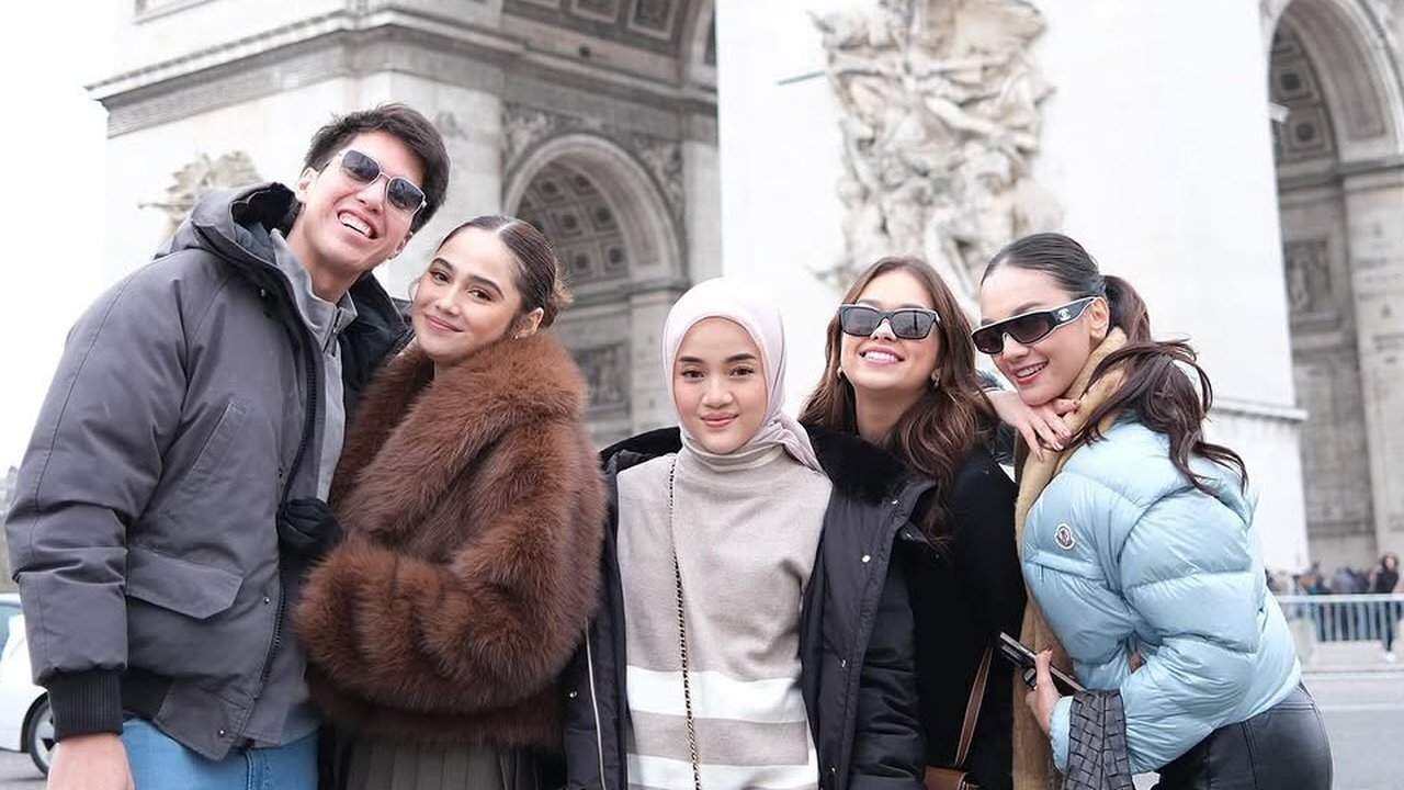 Dari gaya kasual saat di pesawat hingga tampilan glamor di Arc de Triomphe, berikut gaya serasi El Rumi dan Syifa Hadju liburan di Paris. [@violenziajean/@elelrumi].