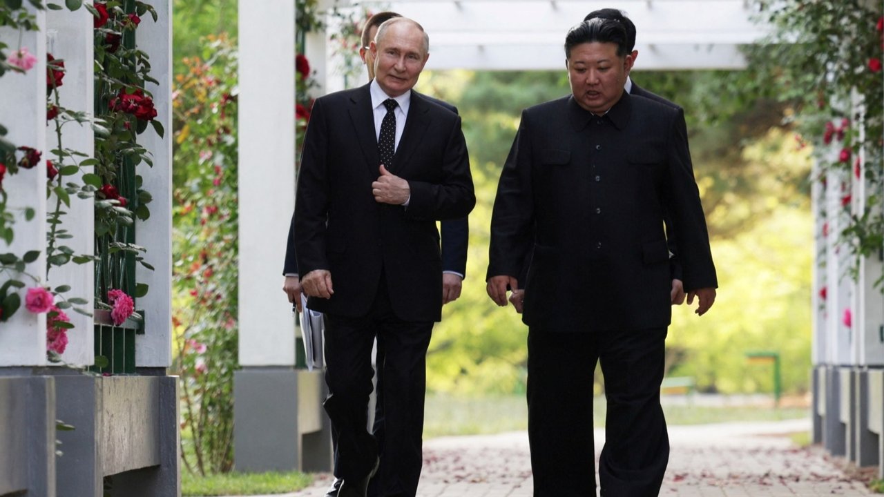 Presiden Rusia Vladimir Putin mengajak pemimpin Korea Utara Kim Jong-un berkendara dengan limosin mewah Aurus buatan Rusia selama kunjungan megah ke Pyongyang pada Rabu (19/6/2024). Kunjungan ini menandai momen penting dalam hubungan bilateral kedua negara setelah Putin memberikan salah satu mobil mewah tersebut sebagai hadiah kepada Kim.