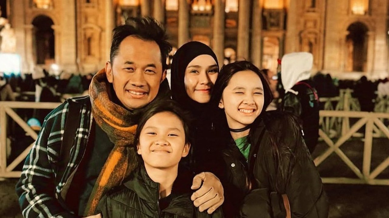 Liburan keluarga Hanung Bramantyo dan Zaskia Adya Mecca ini bukan sekadar perjalanan wisata, melainkan momen berharga yang penuh makna dan pembelajaran. Kalau bukan sekarang, KapanLagi?