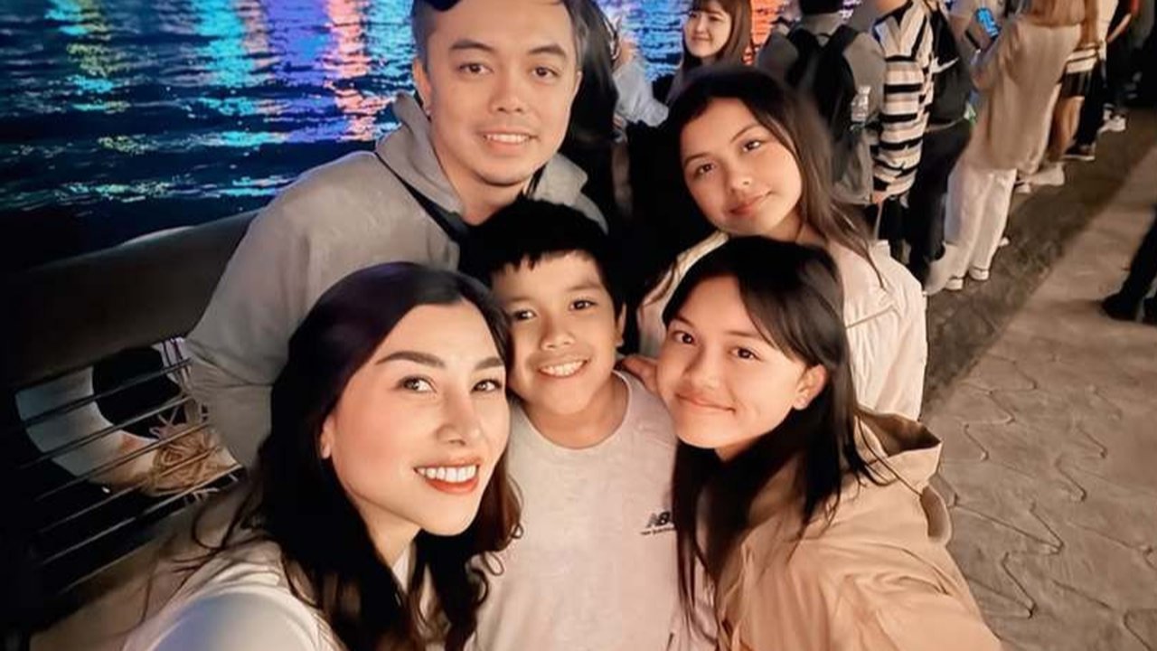 Menariknya, Nisya Ahmad juga berangkat liburan bareng mantan suami, Andika Rosadi. Meski bukan lagi suami istri, mereka tetap orangtua bagi ketiga buah hatinya.