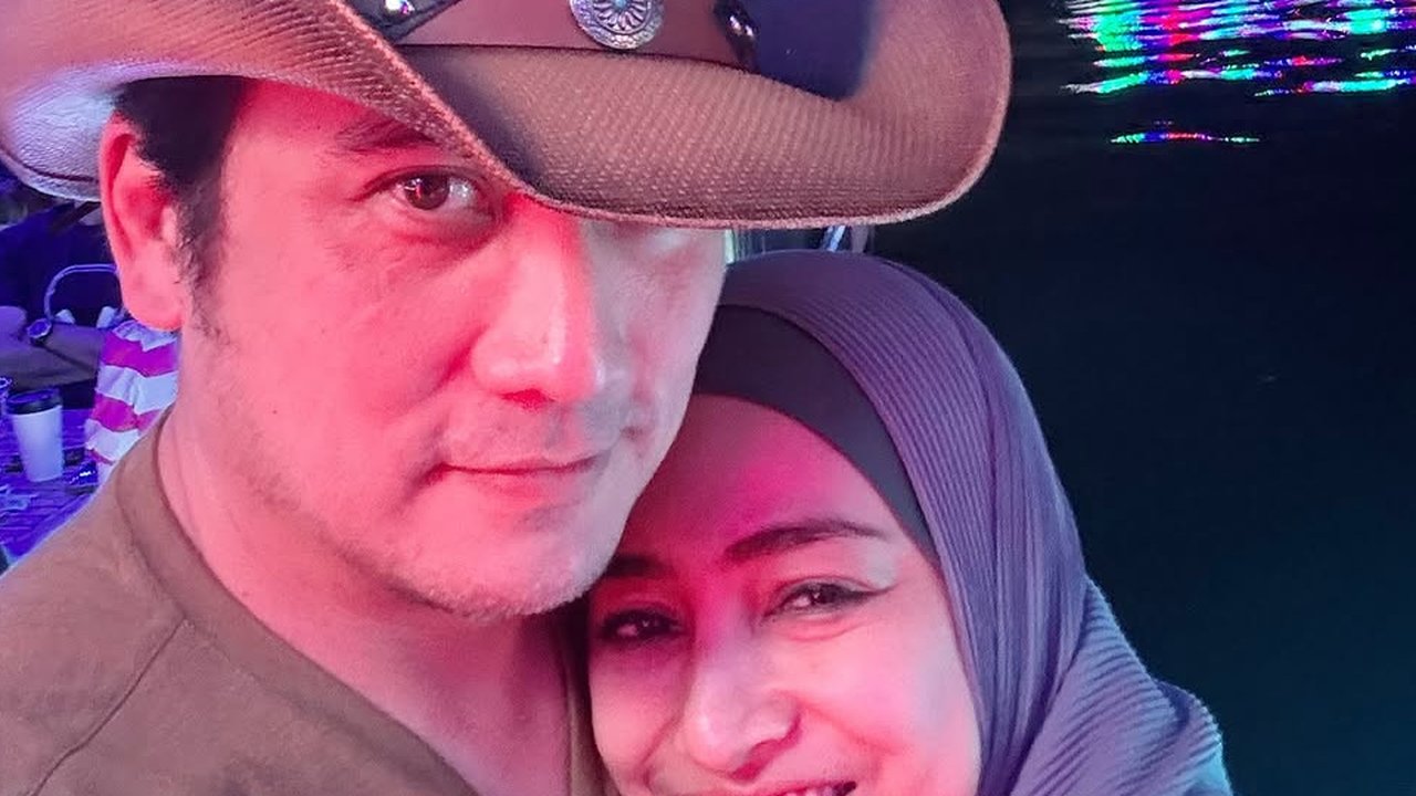 Potret Tengku Firmansyah Pakai Topi Cowboy saat Liburan di Texas Bersama Keluarga