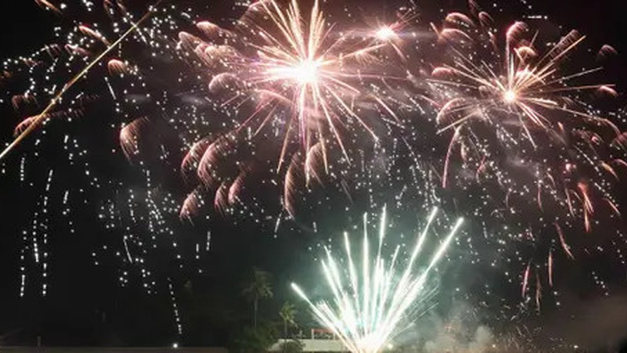 Warga menyaksikan pesta kembang api saat perayaan malam puncak Tahun Baru 2023 di Danau Archipelago, Taman Mini Indonesia Indah (TMII), Jakarta, Minggu (1/1/2023). Danau Archipelago TMII menj