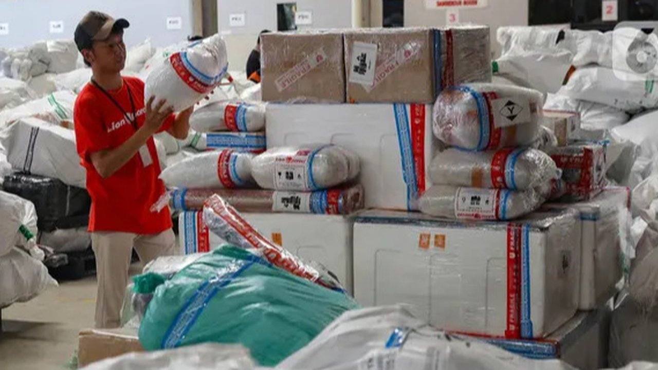 Salah satu perusahaan jasa ekspedisi di Indonesia, Lion Parcel mencatat peningkatan tonase pengiriman barang sepanjang gelaran Harbolnas 2024 dan menjelang libur Nataru 2024/2025. (Liputan6.com/Angga Yuniar)