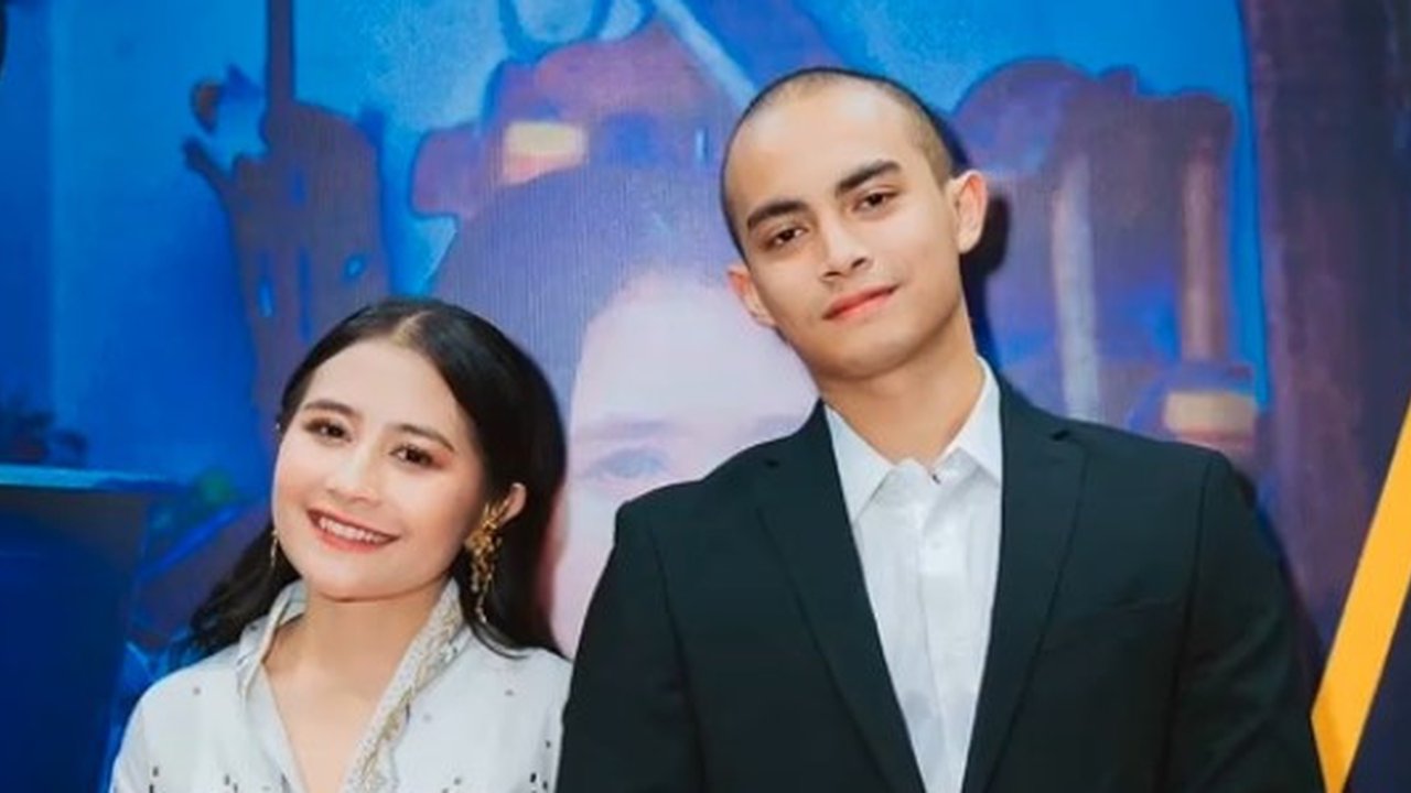 7 Potret Kebersamaan Prilly Latuconsina dan Omara Esteghlal dari Pakai Baju Bucin - Liburan Bareng, Go Public?