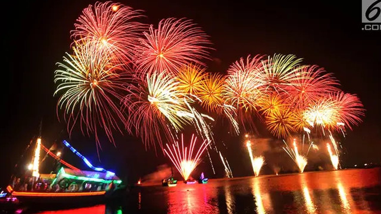 Pesta kembang api saat malam Tahun Baru 2019 di Pantai Lagoon, Ancol, Jakarta, Selasa (1/1). Ancol menyajikan pesta kembang api musikal sepanjang 600 meter di bibir pantai dalam menyambut Tah