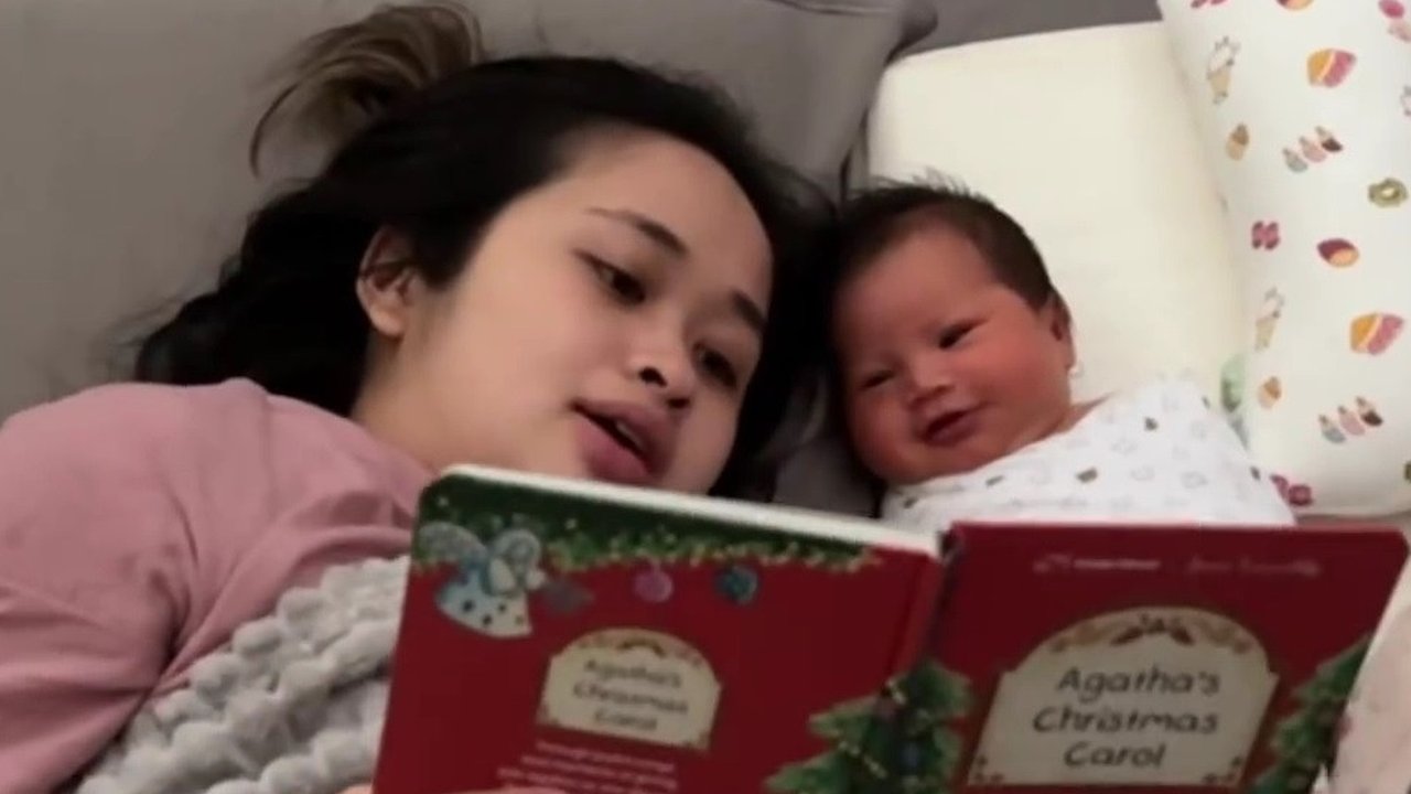 Momen Gemas Baby Agatha Menyimak Gritte Agatha saat Membacakan Buku