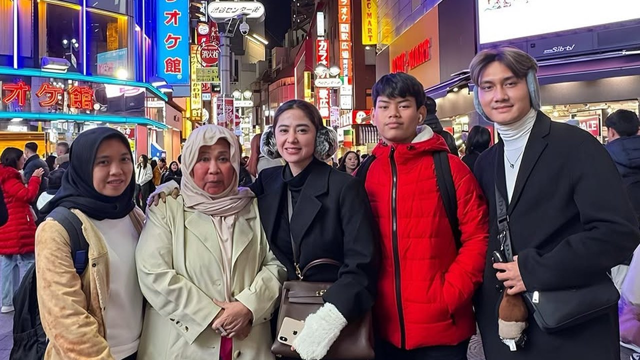 Momen Dewi Perssik Ajak Keluarga Liburan Akhir Tahun ke Shibuya