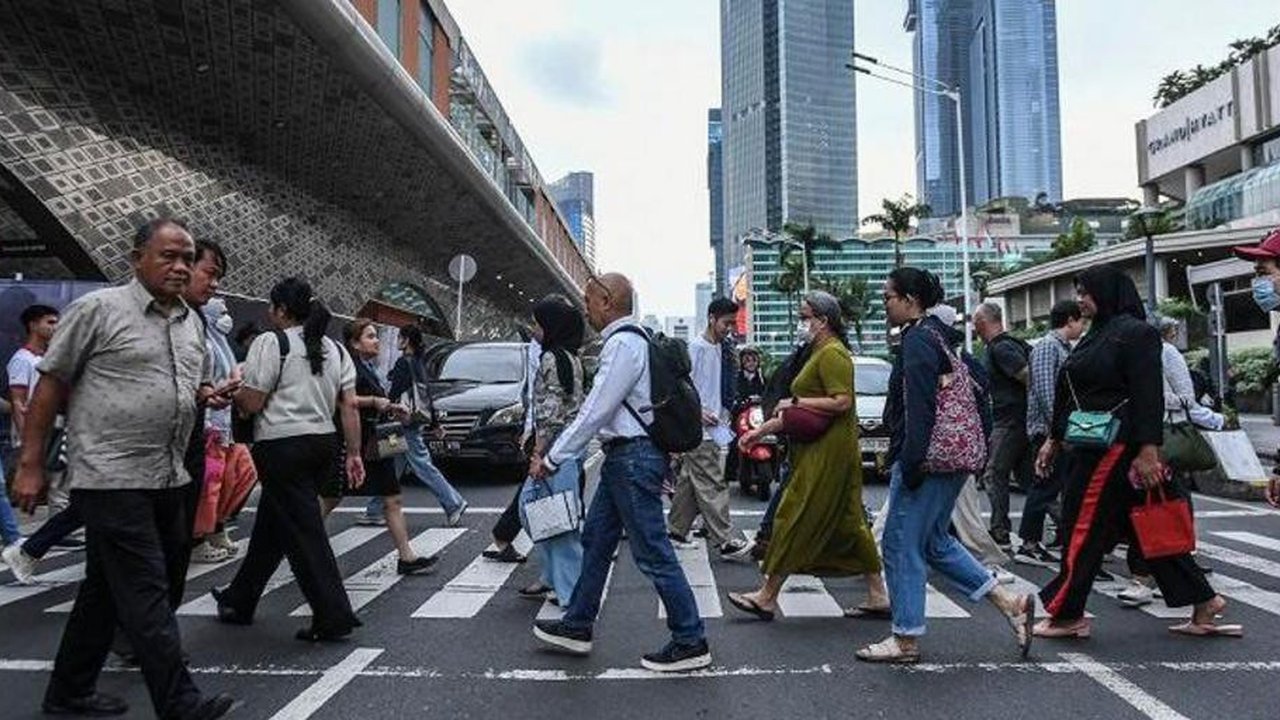 Setidaknya sembilan aturan terkait pajak, pungutan dan iuran akan diberlakukan pemerintah mulai 2025 demi menambah pemasukan negara yang sedang cekak. Jika semua kebijakan ini diberlakukan, kelas pekerja berada “di ujung tanduk,” kata ekonom.