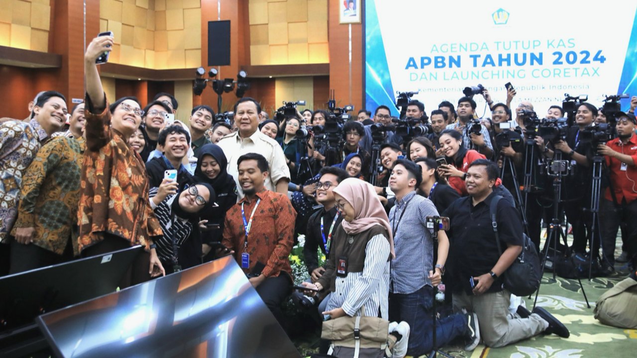 Presiden Prabowo Subianto foto bersama wartawan usai konferensi pers Agenda Tutup Kas APBN Tahun 2024 dan Launching Coretax di Kantor Kementerian Keuangan, Jakarta, Selasa (31/12/2024).