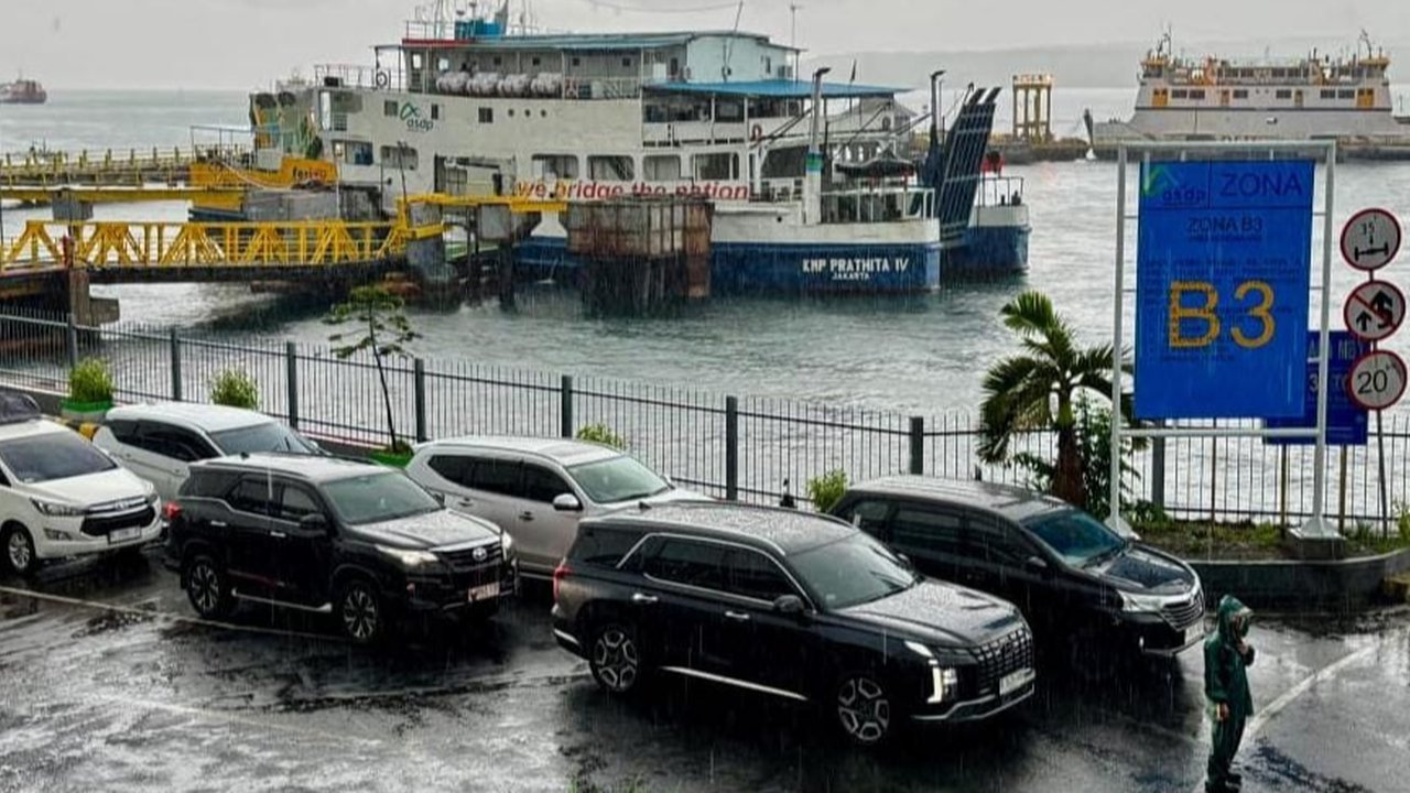 Aktivitas di Pelabuhan Ketapang Banyuwangi ditengah cuaca ekstrem di Selat Bali (Istimewa)