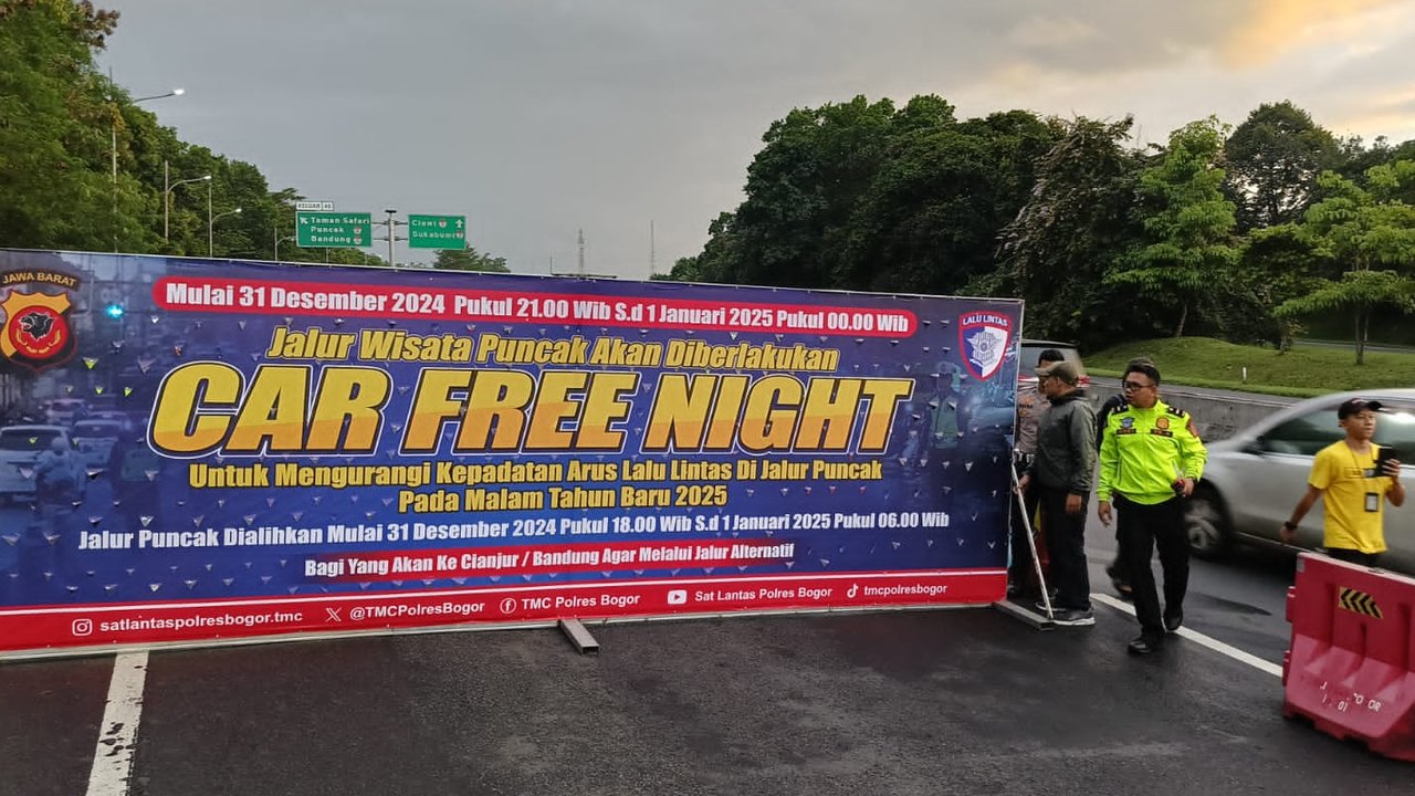 Rekayasa arus lalu lintas untuk mengurai kemacetan kendaraan bermotor di kawasan puncak dan sekitarnya saat libur Idul Fitri 1445 Hijriah. (merdeka.com/Arie Basuki)